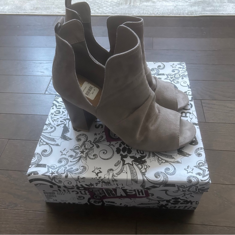 Women’s taupe block heeled open toe booties, size 10